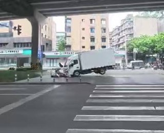 成都二环路小货车冲撞行人事件警方通报
