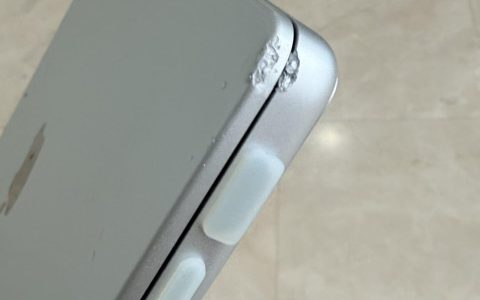 咖啡店工作时不小心损坏笔记本，提醒科技产品使用需谨慎