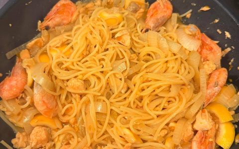 柬埔寨美食新体验：柠檬洋葱三文鱼与意面混搭