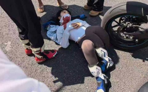 泰国女骑士遭遇严重车祸，疑似骨折入院治疗