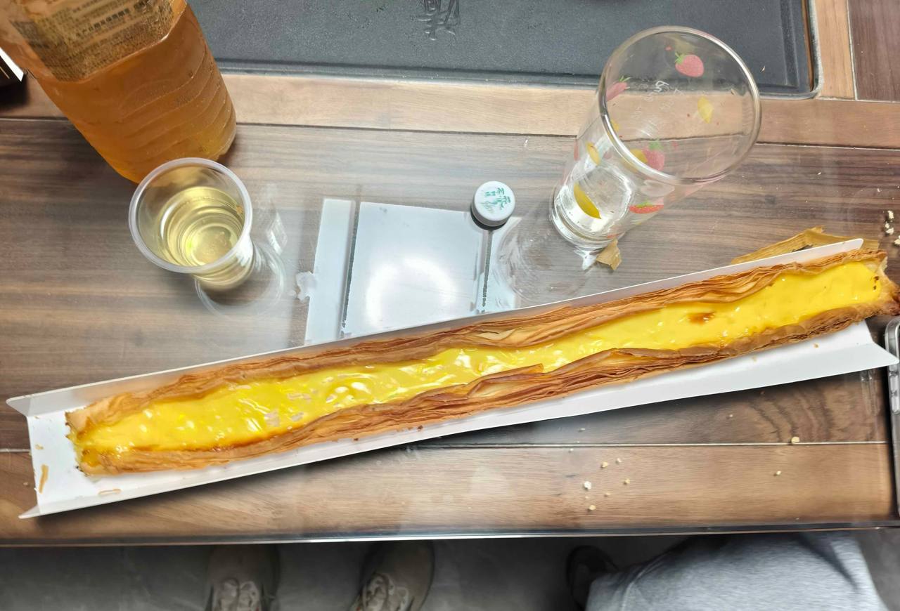 柬埔寨新奇美食：超长蛋挞引发热议