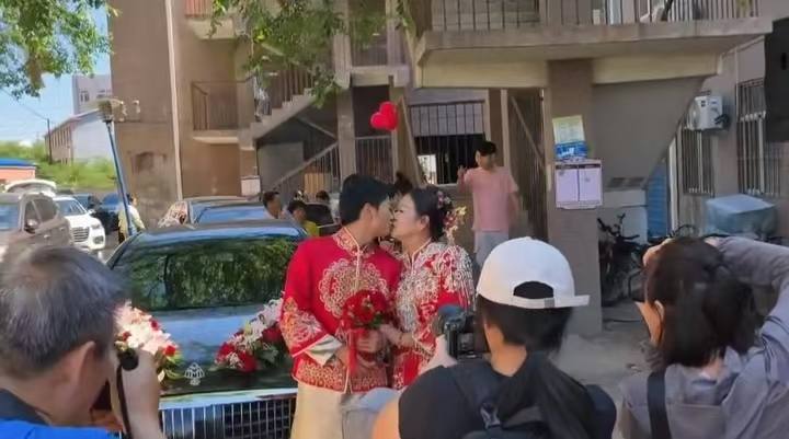 93年小伙娶45岁奶奶，引发恋老话题热议
