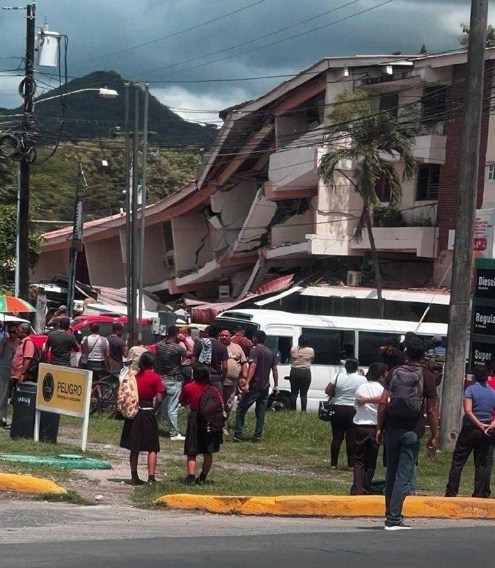 巴拿马7.7级地震造成建筑和车辆受损