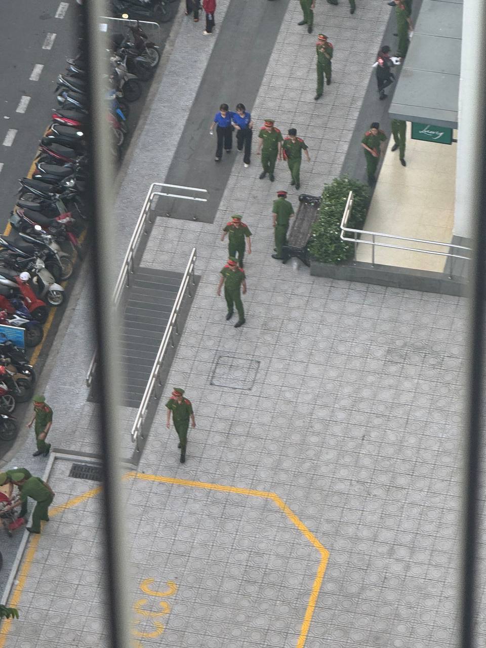 胡志明市9郡加强安全检查，多个绿皮车现身