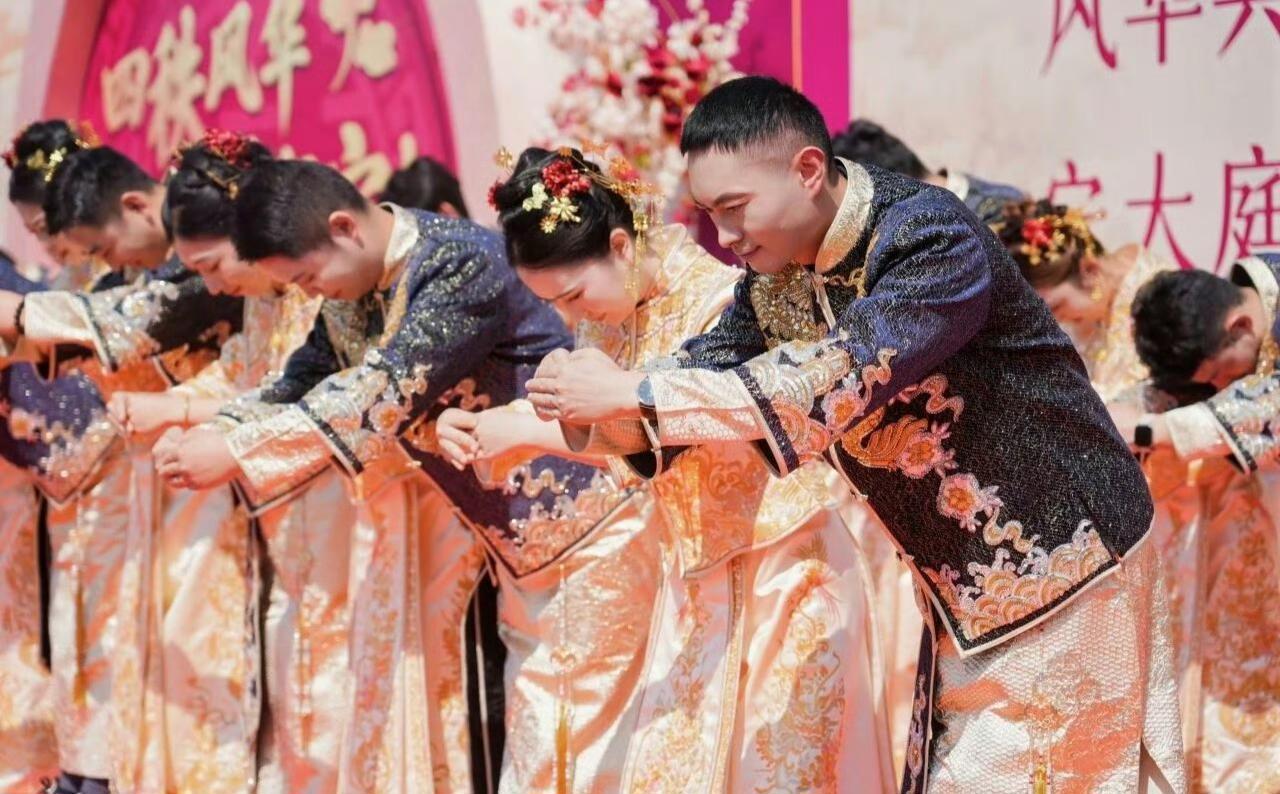 宁波大学举办集体婚礼 校友新人获24K纯金婚书