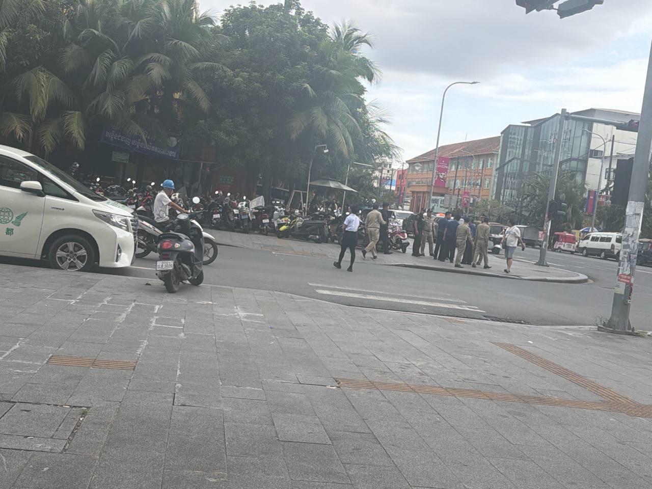西港赌场附近突袭行动：执法人员展开搜查