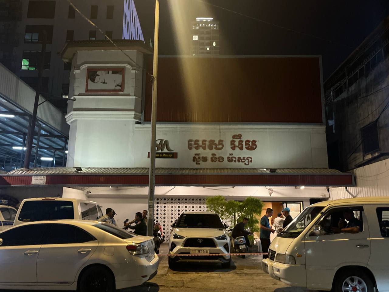 金边警方突查按摩桑拿店 引发公众关注